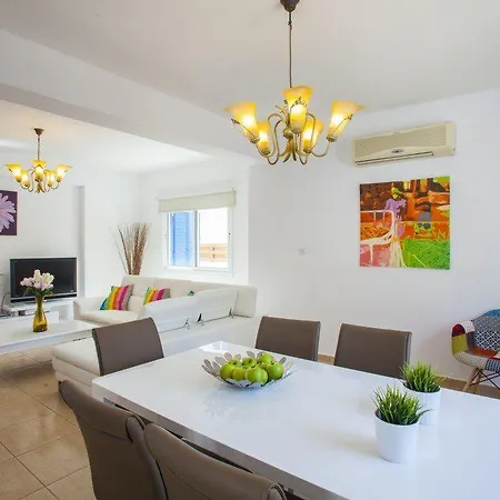 Renting A With Large Private Pool 83 *