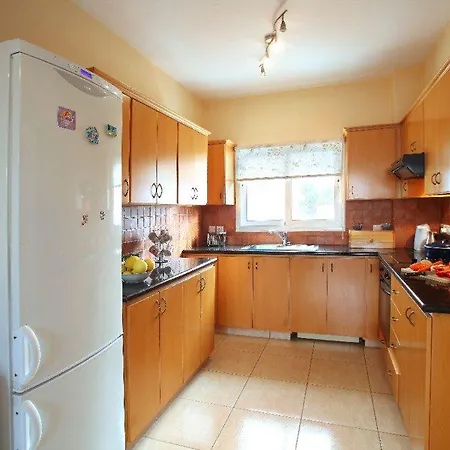 Renting A With Large Private Pool 83 *